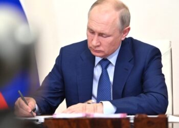 Путин подписал закон о полном запрете ЛГБТ-пропаганды