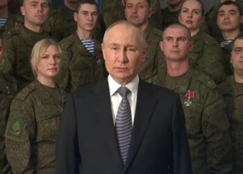 Путин записал новогоднее обращение к россиянам в окружении военных