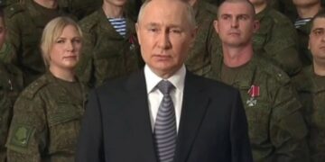 Путин записал новогоднее обращение к россиянам в окружении военных