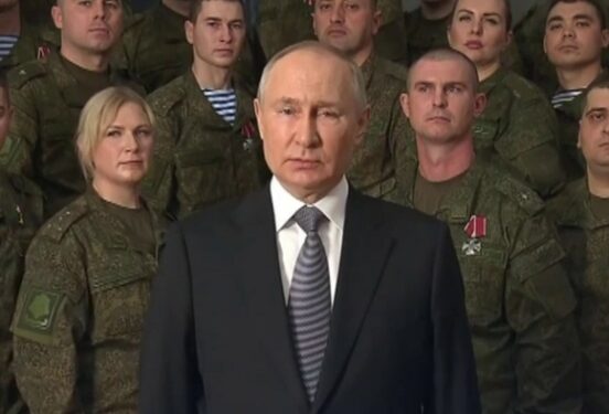 Путин записал новогоднее обращение к россиянам в окружении военных