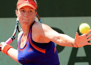 Павлюченкова вылетела из борьбы на турнире в Аделаиде