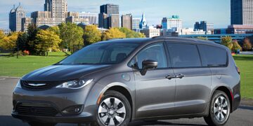 Stellantis отзывает 76 тыс. гибридных минивэнов Chrysler Pacifica