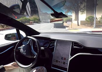 Инженер Tesla признал подделку видео о работе «автопилота»