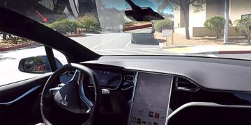 Инженер Tesla признал подделку видео о работе «автопилота»