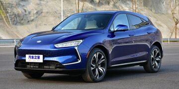 В Россию начали поставлять новые гибридные кроссоверы Seres SF5