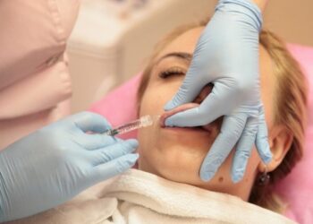 Деформация и риск образования опухоли: пластический хирург рассказал, какие филлеры могут навсегда перекосить лицо