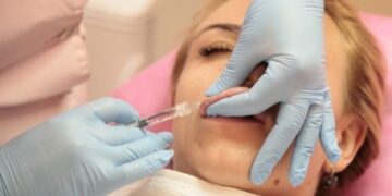 Деформация и риск образования опухоли: пластический хирург рассказал, какие филлеры могут навсегда перекосить лицо