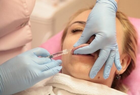 Деформация и риск образования опухоли: пластический хирург рассказал, какие филлеры могут навсегда перекосить лицо