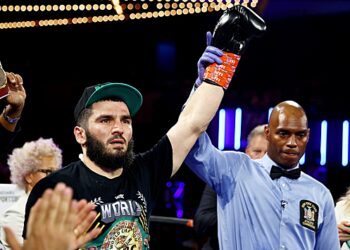 Бетербиев одержал 19-ю победу нокаутом в 19 боях в карьере