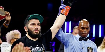 Бетербиев одержал 19-ю победу нокаутом в 19 боях в карьере