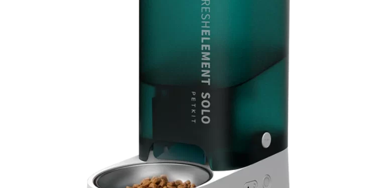 Чем хороша автоматическая кормушка для кошек и собак PETKIT