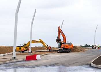 Около 100 км дорог построят в Москве до конца года