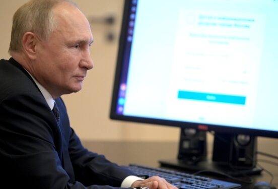 «Коммерсант»: Кремль готовится к участию Путина в выборах 2024 года