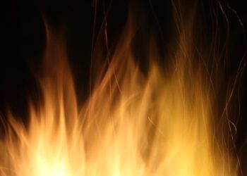 Крупный пожар на рынке под Самарой тушат пожарные поезда