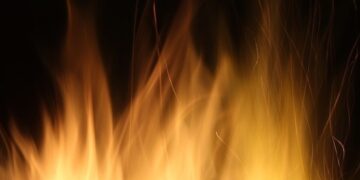Крупный пожар на рынке под Самарой тушат пожарные поезда
