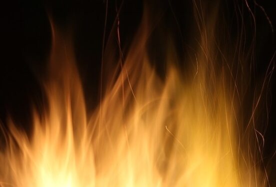 Крупный пожар на рынке под Самарой тушат пожарные поезда