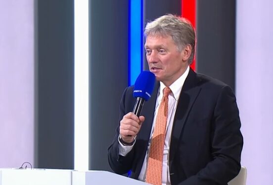 Песков: В Кремле не обсуждаются ограничения на выезд для россиян