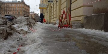 Россиянам рассказали о порядке возмещения ущерба из-за падения на льду