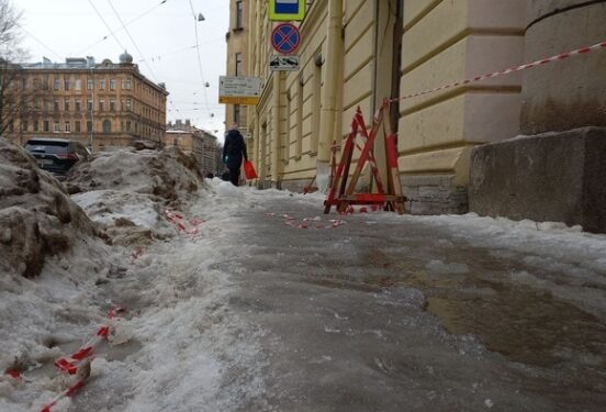 Россиянам рассказали о порядке возмещения ущерба из-за падения на льду