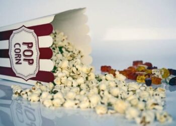 В 2022 году кассовые сборы кинотеатров в России упали почти в два раза