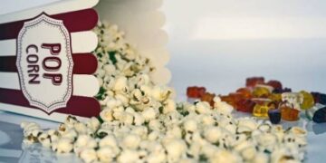 В 2022 году кассовые сборы кинотеатров в России упали почти в два раза