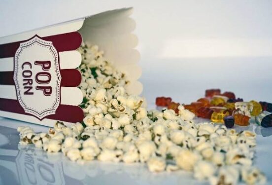 В 2022 году кассовые сборы кинотеатров в России упали почти в два раза