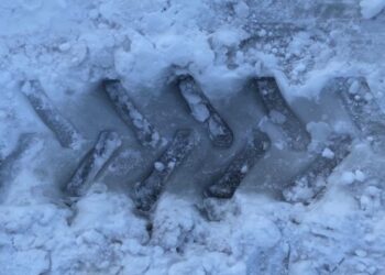 В Саратовской области провалился под лед автомобиль с четырьмя молодыми людьми