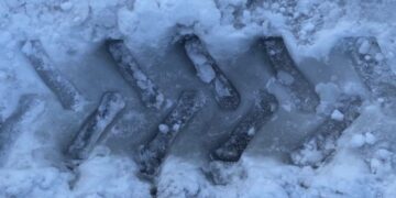 В Саратовской области провалился под лед автомобиль с четырьмя молодыми людьми