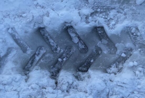 В Саратовской области провалился под лед автомобиль с четырьмя молодыми людьми