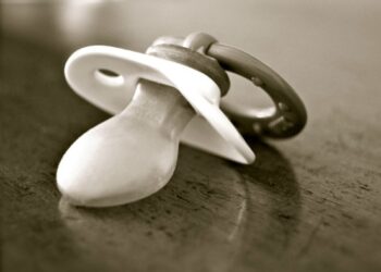 На фоне стремления властей повышать рождаемость россияне в 2022 году стали экономить на покупке детского питания и подгузников