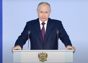 Путин предложил давать участникам СВО двухнедельный отпуск раз в полгода