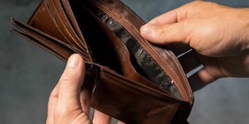 Росстат: По итогам прошлого года доходы россиян упали на 1%