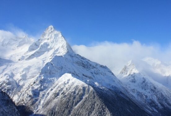 В Домбае спасатели эвакуировали 36 туристов, застрявших на канатке