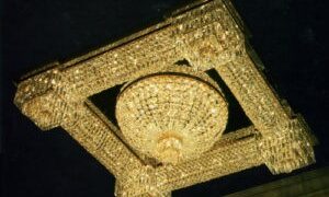 В чем особенности потолочного накладного хрустального светильника?