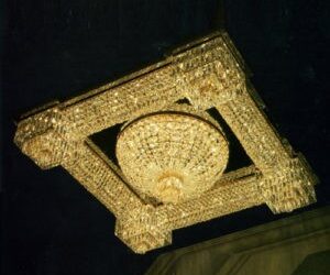 В чем особенности потолочного накладного хрустального светильника?