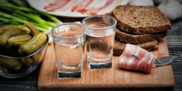 Диетолог рассказала, чем не стоит закусывать спиртное