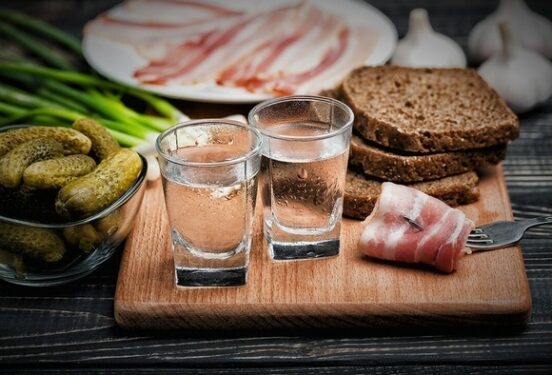 Диетолог рассказала, чем не стоит закусывать спиртное