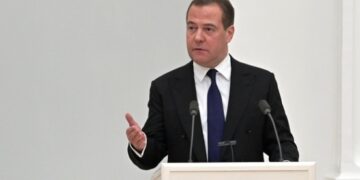 Медведев пригрозил «летящими в бундестаг средствами, ракетными и прочими» в случае ареста Путина