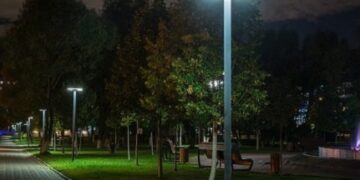 Особенности металлических парковых опор освещения