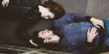 Психолог объяснил, как перестать наступать на одни и те же грабли в отношениях