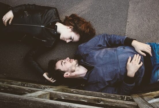 Психолог объяснил, как перестать наступать на одни и те же грабли в отношениях