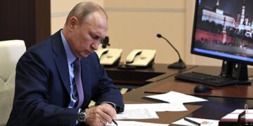 Путин подписал закон о наказании за дискредитацию добровольцев
