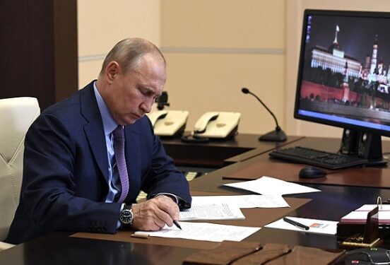 Путин подписал закон о наказании за дискредитацию добровольцев