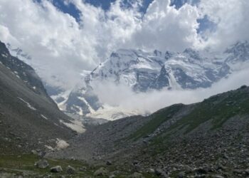 В Кабардино-Балкарии автомобиль с людьми рухнул в горное озеро