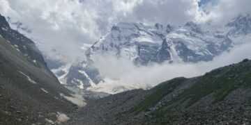 В Кабардино-Балкарии автомобиль с людьми рухнул в горное озеро