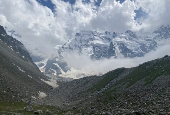 В Кабардино-Балкарии автомобиль с людьми рухнул в горное озеро