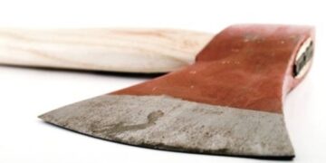 В Забайкальском крае пьяный мэр города напал с топором на полицейских