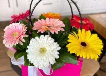 Выбор букетов для учителей на последний звонок