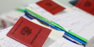 Жителям Воронежской области начали вручать повестки в военкомат