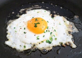 Эксперты посоветовали желающим похудеть есть яйца на ужин, а не на завтрак